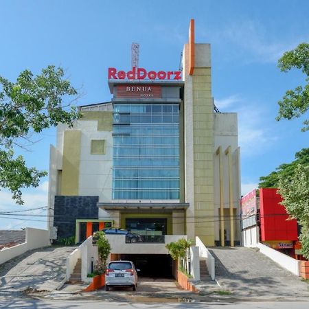 RedDoorz Plus near Hotel Benua Kendari Exterior foto