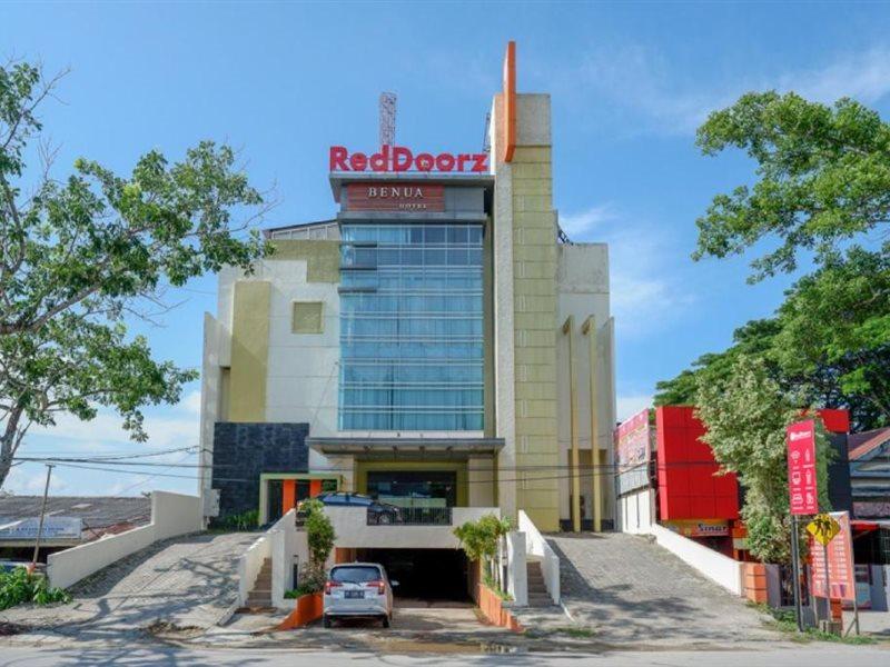 RedDoorz Plus near Hotel Benua Kendari Exterior foto