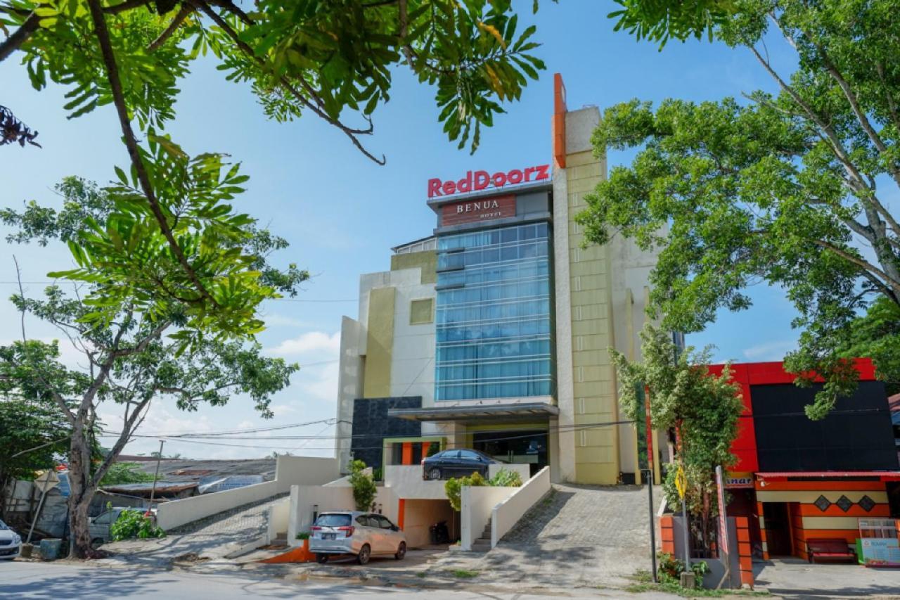 RedDoorz Plus near Hotel Benua Kendari Exterior foto
