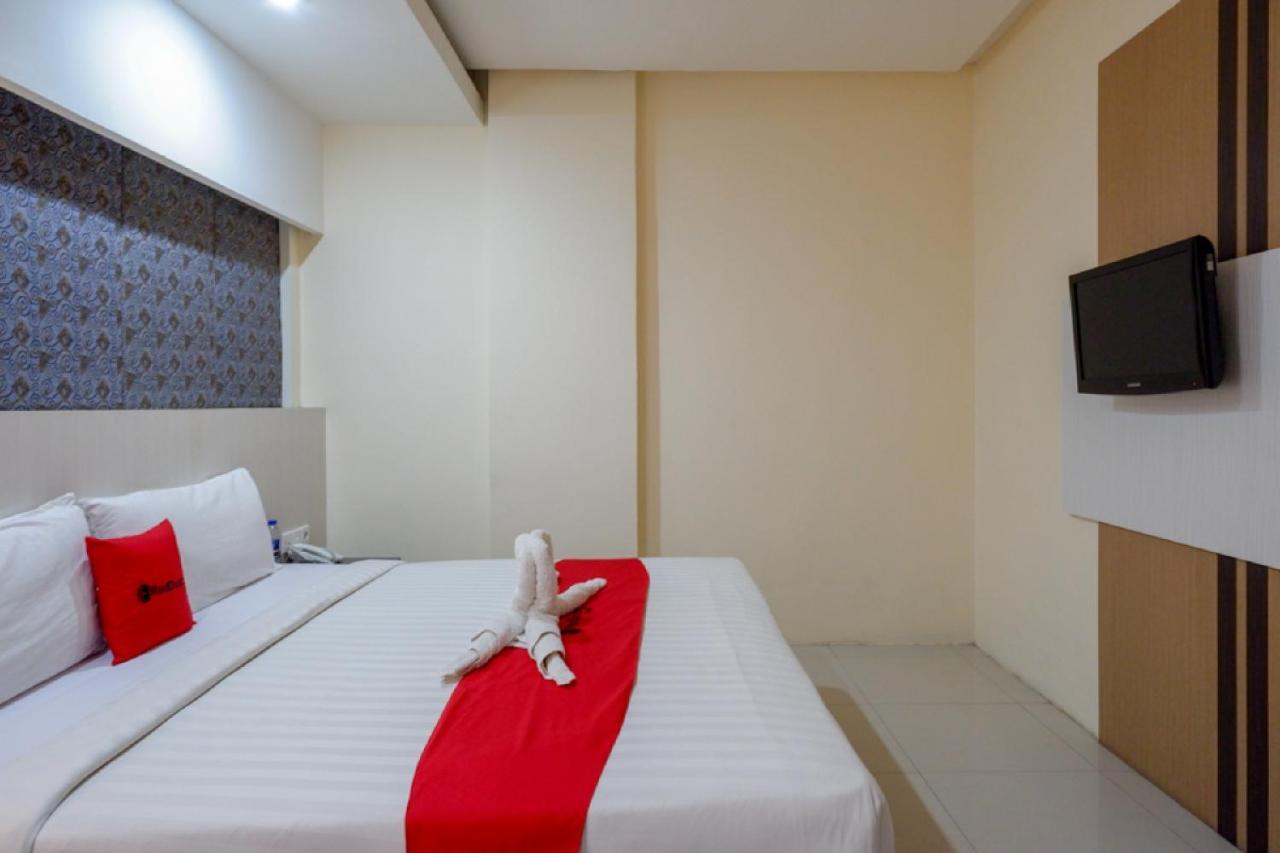 RedDoorz Plus near Hotel Benua Kendari Exterior foto